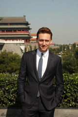 组图：《雷神2》“洛基”帅气亮相北京前门