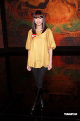 幻灯图：林保怡为《敦煌》录影 做主持美女环绕 