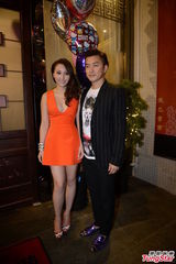 组图：何超云生日携陈山聪出席 避谈婚事