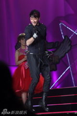 组图：第三届风云新人盛典 韩庚欢快跳“喜洋洋”