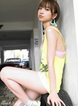 组图：筱田麻里子各式比基尼上阵 大秀蛮腰美腿