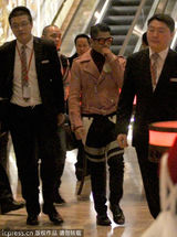 高清图：郭富城抵沪众保镖护驾 当众整装频挠脖