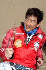 组图：任贤齐体验环塔拉力赛路况 训练受伤下巴流血 