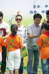 幻灯图：秦海璐四川领养大熊猫 变身“熊猫妈妈”