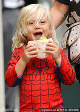 组图：史蒂芬妮携两潮仔游园 祖玛化身贪吃蜘蛛侠