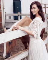 组图：杜若溪与马共舞 裙裾飘飘气质迷人