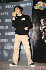 组图：张智霖亮相签唱会 气质优雅帅气养眼