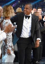 组图：碧昂斯献唱格莱美 与老公JayZ当台亲吻