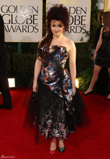 高清图：海伦娜-伯汉姆-卡特红绿两色鞋搞怪耍个性