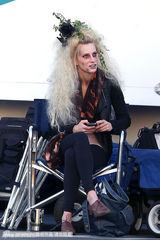 组图：《欢乐合唱团》探班 主演僵尸妆备唱“颤栗”