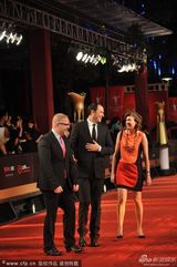 组图：《惊天魔盗团》路易斯西装革履亮相