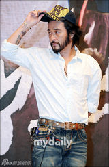 组图：SBS《武士白东秀》发布 俞承浩现身笑容亲切