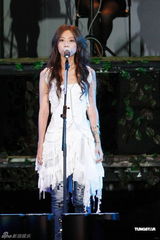 组图：陈綺贞小巨蛋开唱 脚踏车上场展独特摇滚风