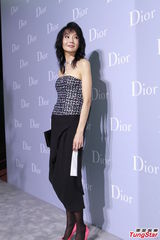 组图：钟楚红张曼玉同台亮相 全智贤露香肩