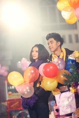 组图：戚薇袁成杰炫彩圣诞节 温暖情侣装秀甜蜜