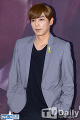 组图：金明敏朴敏英系黄丝带宣传《改过迁善》