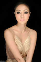 组图：演员曹媛媛金色礼服大片尽显高贵气质