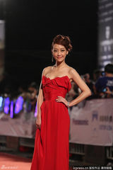 组图：谢欣颖别致红裙惹火开叉露美腿