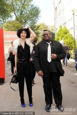 高清组图：张曼玉抵达威尼斯 和一黑人男伴现身