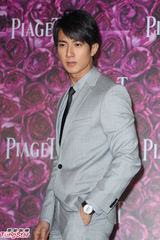 组图：隋棠名表展露消瘦身材 吴尊英挺帅气魅力难挡