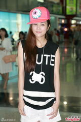 组图：谢安琪热裤装赴台拍MV 亲民与粉丝合照