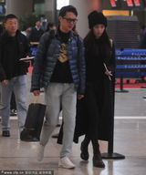 组图：冯绍峰倪妮十指紧扣现身机场秀恩爱