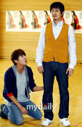 组图：神起金俊秀音乐剧公开彩排 全情投入表演