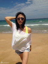 组图：刘芸夏日海滩私服照 简约装展修长美腿