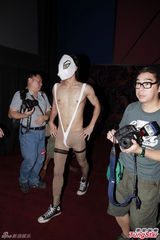 组图：日星铃木亮平宣传新片 与本裸男斗舞