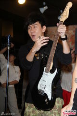 组图：林俊杰送Kimi皮外套 林志颖探班反客为主