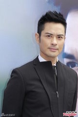 组图：郑嘉颖签英皇拖2年才出碟 黑衣帅气亮相