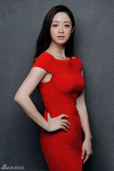 组图：蒋欣开年红裙大片秀香肩美艳动人