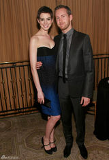 组图：安妮-海瑟薇携未婚夫亮相 抹胸裙秀香肩