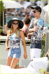 组图：帕丽斯泳池边色诱男友 水中交欢主动献吻