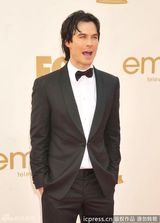 组图：艾美奖红毯 伊恩-萨默海尔德帅气亮相
