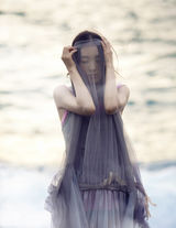 组图：童瑶首推森林系写真 演绎异域自然风