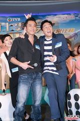 组图：张智霖亮相《冲2》庆功会 吴卓羲显老相