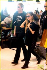 组图：艾薇儿与未婚夫情侣装甜蜜 小鸟依人忙卖萌