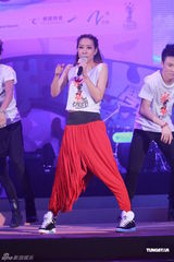 组图：李克勤郑欣宜开唱 鼓励年青人追梦