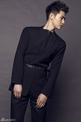 组图：男星孙坚酷型写真 表情坚毅身材纤瘦