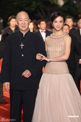 组图：汤唯典雅裙装现身金马奖妆容精致气质优雅