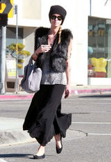 高清组图：妮基-希尔顿洛杉矶购物马甲搭配长裙