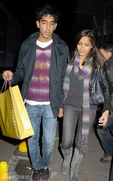 高清组图：《贫民富翁》情侣伦敦秀浪漫