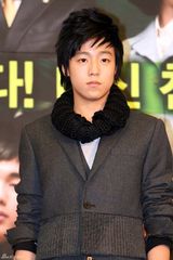 高清组图：韩剧《功课之神》宣传 俞承浩帅气有型