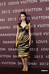 组图：范冰冰野猫造型出席活动 巩俐黑裙保守