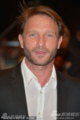 组图：《吸血鬼3D》戛纳首映 艾莎蛇皮纹裙狂野