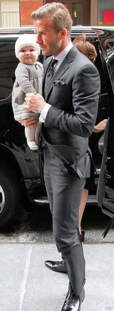 组图：小贝抱爱女现身纽约 可爱小七吐舌卖萌