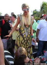 组图：帕丽斯-希尔顿胸部缩水 手臂现皱纹疑抽脂