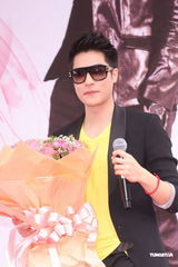 组图：周汤豪长针眼戴墨镜遮丑 公布择偶条件