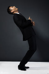 组图：李乃文黑色幽默玩转绅士西装